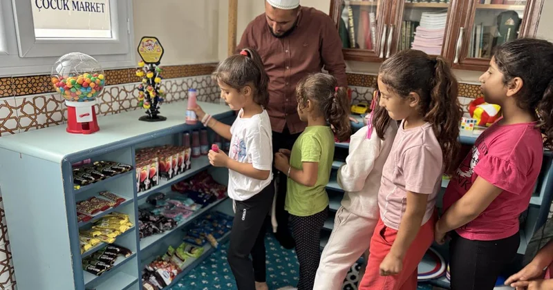 Camiye özlü sözler asan imam çocuklar için de oyun alanı yaptı