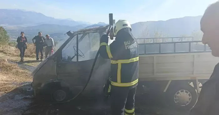 Burdur da yanan kamyonet kullanılmaz hale geldi