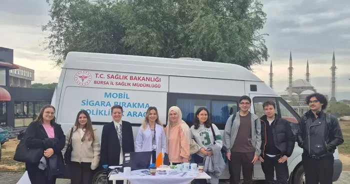 Mobil sigara bırakma aracı ekipleri sahada: Vatandaşları sigarayı bırakmaya teşvik ediyor