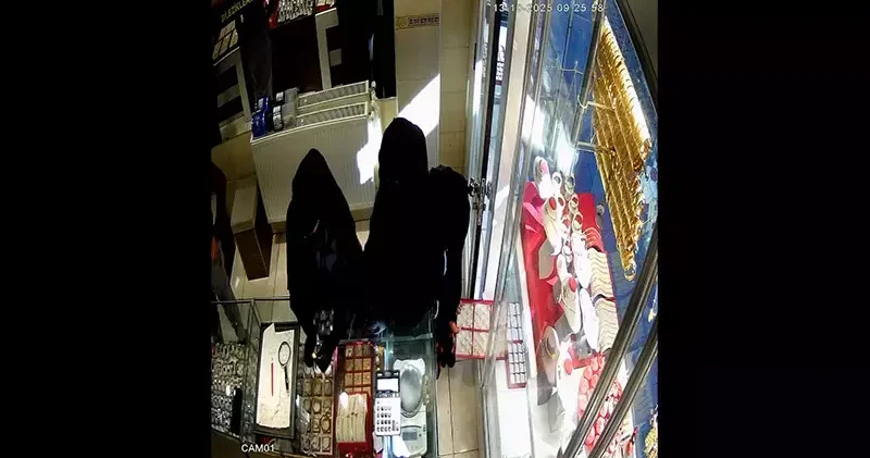 Çarşaflı 3 kadının, kuyumcudan 1 milyon 200 bin liralık soygunu kamerada