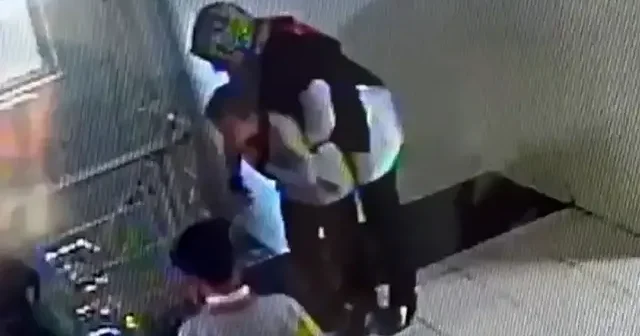 Öğretmenden hayat kurtaran müdahale: Heimlich manevrası İle boğulan öğrencinin canını kurtardı VİDEO İZLE
