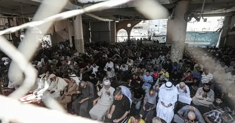 Gazze de aylar sonra bir ilk! Yıkıntılar arasında cuma namazı: Filistinliler akın etti
