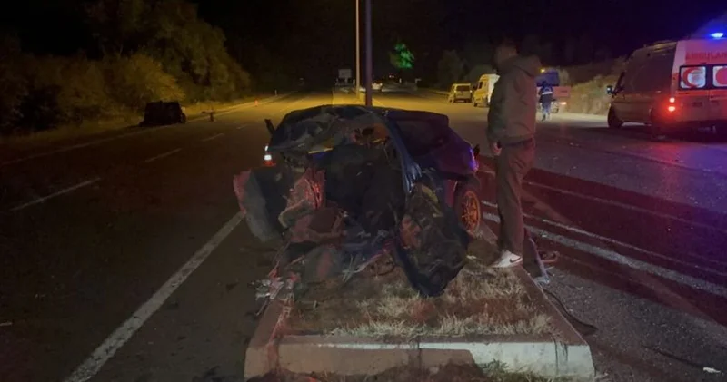 Yozgat ta direğe çarpan otomobil ikiye bölündü: 1 ölü