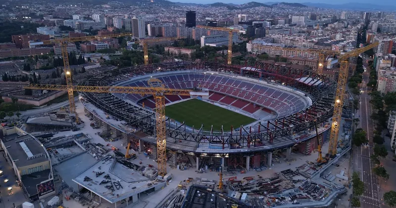 Barcelona, ruhsat almasına rağmen Camp Nou ya dönüş tarihini erteledi