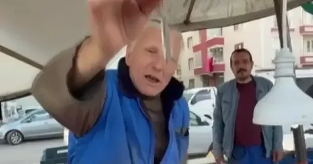 Ankaralı balıkçıdan şaşırtan hareket: Sattığı hamsilerin tazeliğini çiğ yiyerek gösterdi VİDEO İZLE