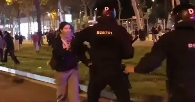 Barselona da Filistin destekçilerine sert müdahale: Polisler aktivisti aralarına alıp copla dövdüler VİDEO İZLE