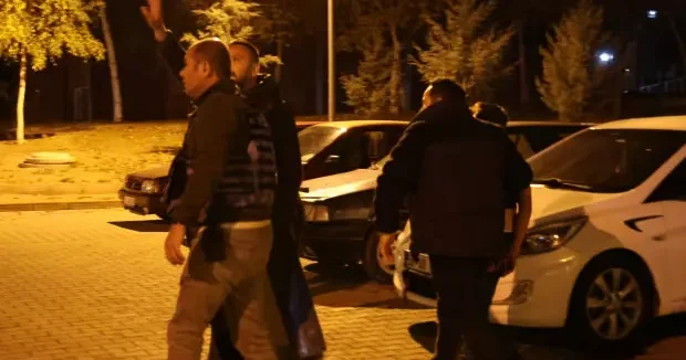 Nevşehir haberleri Nevşehir de hareketli gece: Kayınbabasını bıçakladı, polise saksı fırlattı 17 Ekim 2025