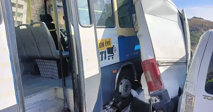 Ankara da zincirleme kazada 6 araç birbirine girdi: 6 yaralı