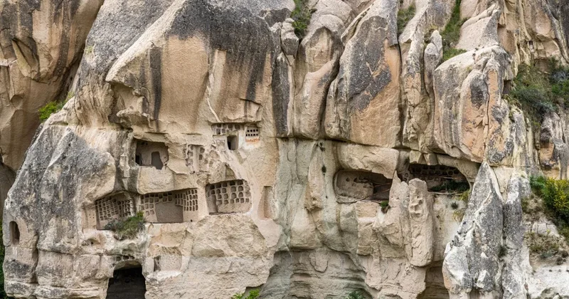 Kayalara oyup güvercinlere ev yaptılar! Asıl amaçları bambaşkaydı