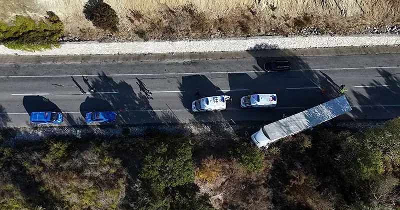 Kamyonet, karşı şeride geçen TIR a çarpıp devrildi; 4 yaralı