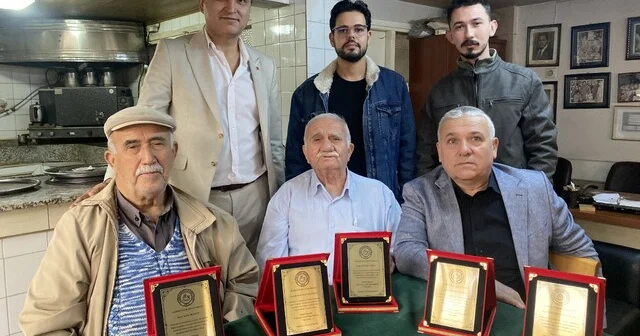 Alaşehir de 55 yıllık kahveciye ahilik plaketi Meslekte yarım asrı geride bırakan kahveciler ile genç esnaflar aynı törende buluştu Manisa Haberleri Habertürk Yerel Haberler