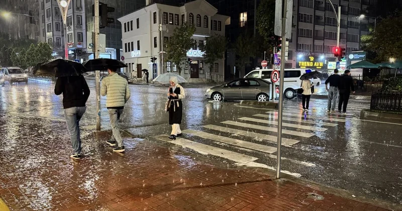 İçişleri nden sağanak ve fırtına uyarısı: İstanbul da şiddetli yağış bekleniyor Sözcü Gazetesi