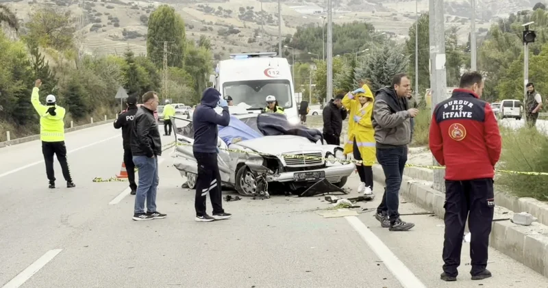 Burdur da düğüne giden ailenin otomobili direğe çarptı: 1 ölü, 4 yaralı