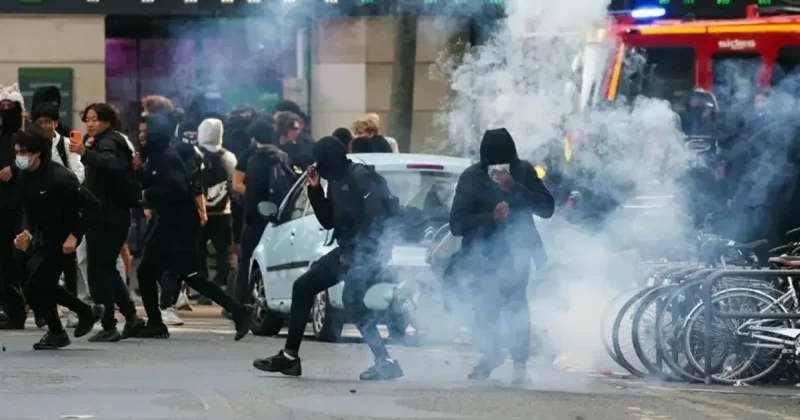 Fransa da toplumsal patlama mı? Liselilerden sonra Sarı Yelekliler de sokağa indi!