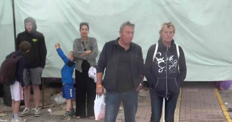 Antalya da ani rüzgar Sosyete pazarında tenteleri devirdi, esnaf ürünleri topladı