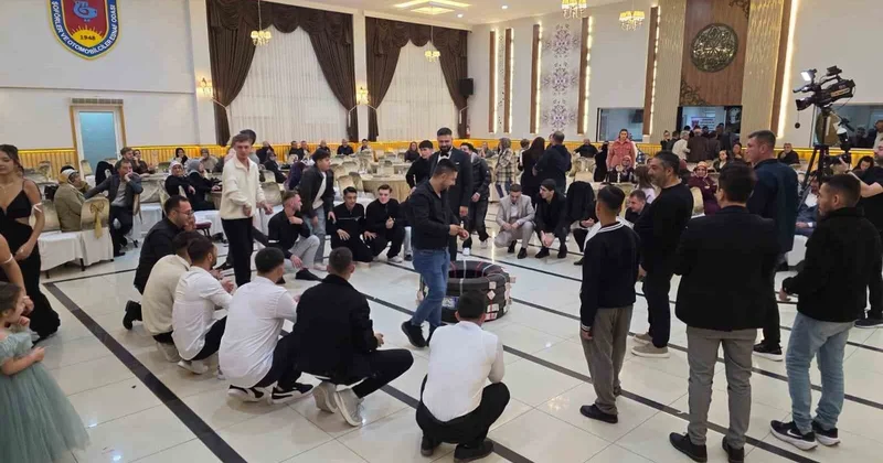 Damadı tır şoförü olunca arkadaşları düğünde takı olarak tır lastiği getirdi