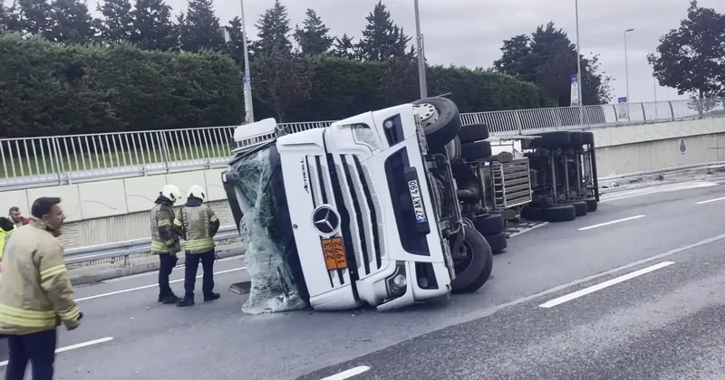 Bakırköy de tanker devrildi; sızıntı nedeniyle yol kapatıldı