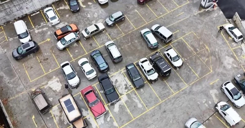 Ayazağa da selde sürüklenen 40 araç otoparkta havadan görüntülendi