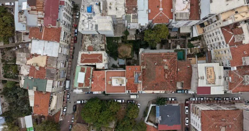 565 yıllık medrese apartmanların arasında zamana direniyor