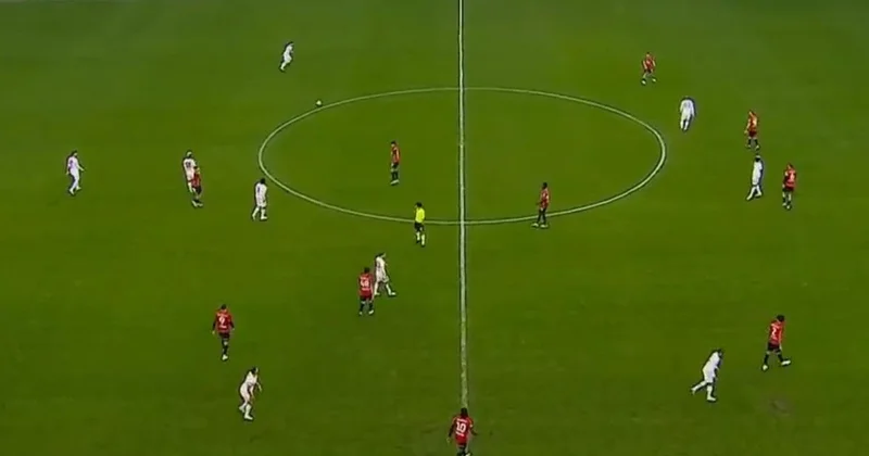Süper Lig e yakışmayan görüntü! Bu sahada futbol mu oynanır?