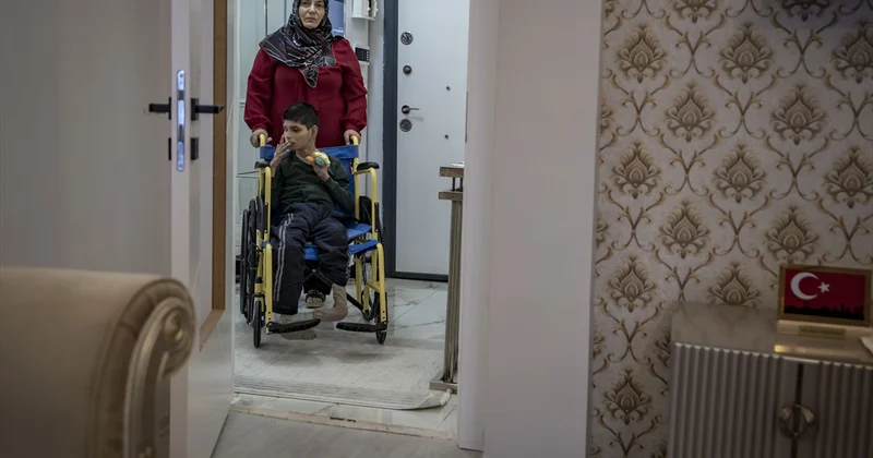 Erzurumlu anne, 3 günden fazla yaşamaz denilen 22 yaşındaki engelli oğluna bakıyor