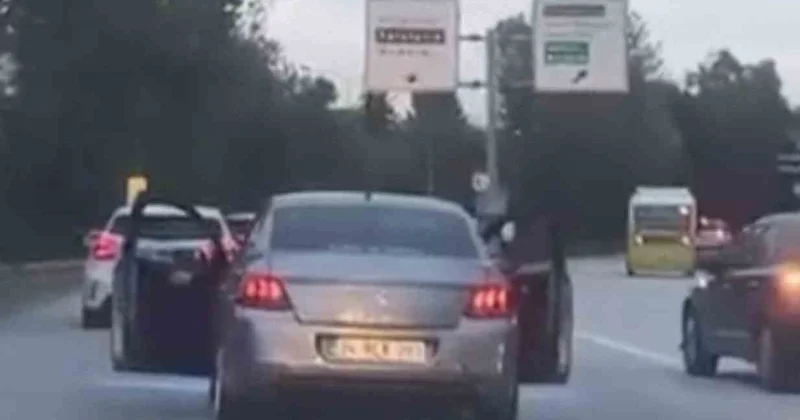Bursa da seyir halindeki otomobilin ön kapıları açıldı, tehlikeli anlar kaydedildi