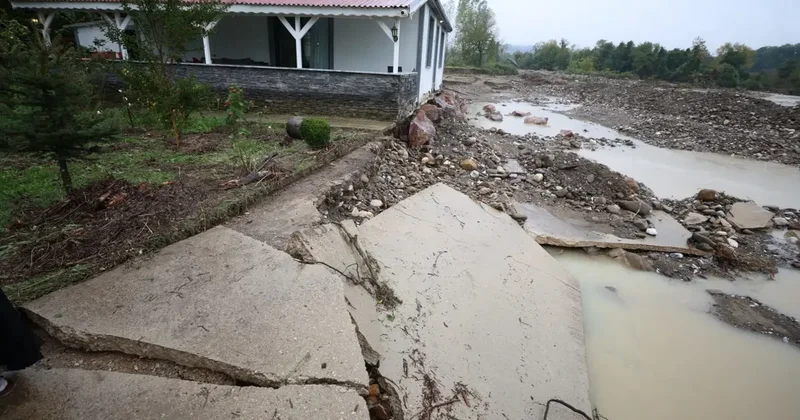 Gözü gibi baktığı bahçesi sağanak sonucu dere yatağına dönüştü