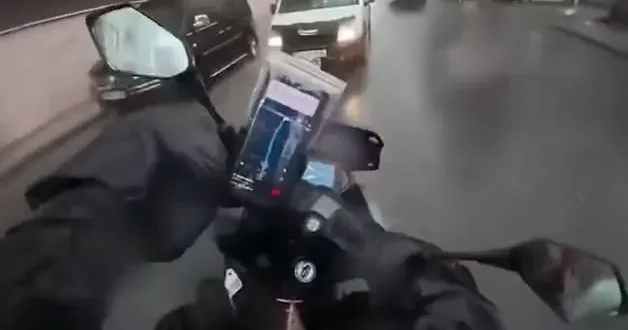 Trafikteki kurye isyanı kamerada: Sinyal verince yol senin mi oluyor?