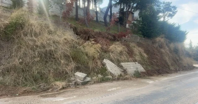 Bursa da yağışlar istinat duvarını yıktı, duvar parçaları yola düştü Mudanya Tirilye yolunda tehlike, istinat duvarı yıkıldı Mudanya da yağışların ardından istinat duvarı dayanamadı Bursa Haber Habertürk Yerel Haberler