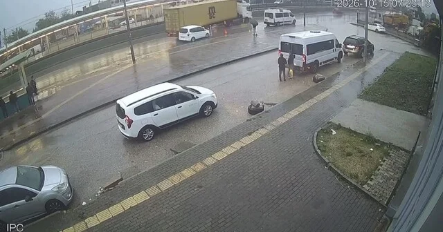 Bursa da tırın dorsesi kontrolden çıktı...Kaza anı kamerada Bursa Haberleri Habertürk Yerel Haberler