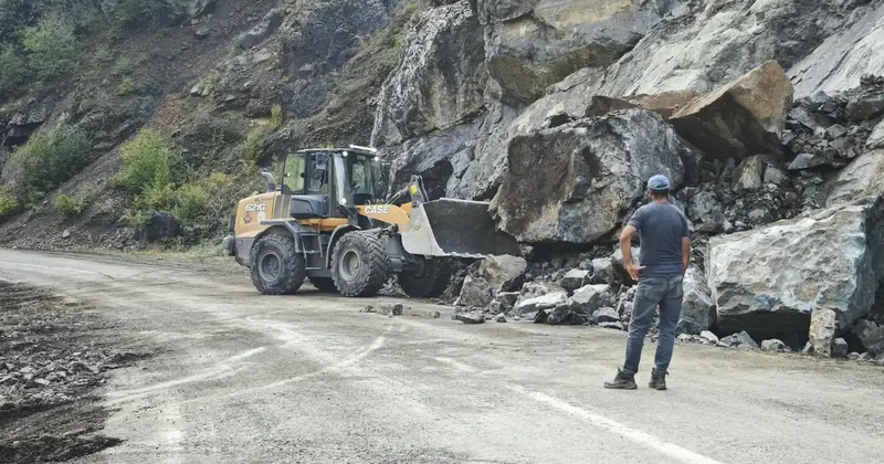 Artvin de heyelan nedeniyle köy yolu ulaşıma kapandı