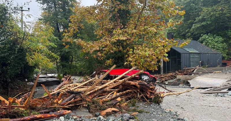 Sapanca da dere taştı, köprüler yıkıldı ve sürüklenen 1 araç ağaca takıldı