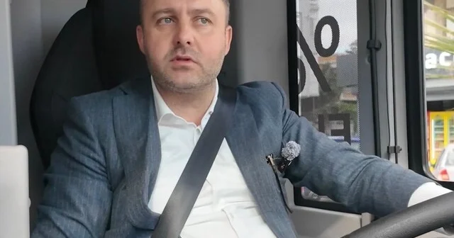 Başkan Yüksel, elektrikli otobüsleri tanıtmak için direksiyon başına geçti Çanakkale Haber Habertürk Yerel Haberler
