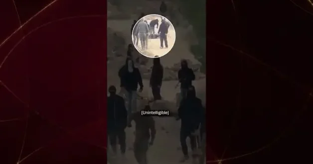 İsrailli işgalcilerden Amerikalı gazeteciye saldırı: Yere yatırıp dakikalarca tekmelediler