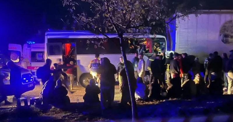 Isparta da çekici ile minibüs çarpıştı: 17 yaralı
