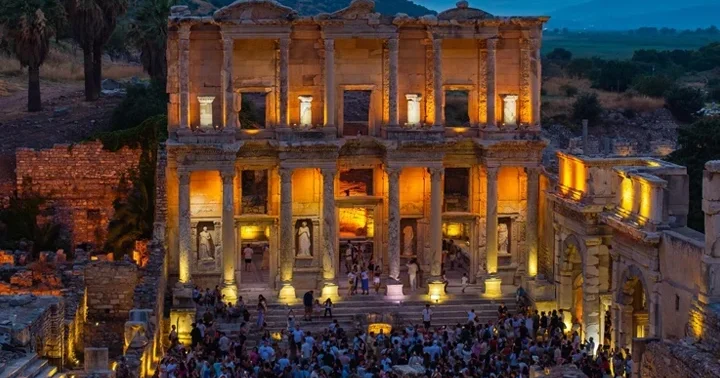 Rekoru Bakan Ersoy duyurdu: Gece müzeciliğinde ziyaretçi sayısı 1,3 milyonu aştı... Efes zirvede, Galata Kulesi ikinci, Hierapolis üçüncü sırada