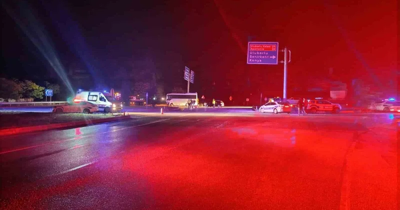 Keçiborlu da mevsimlik işçi servisi kazası: TIR a çarpan midibüste 17 kişi yaralandı