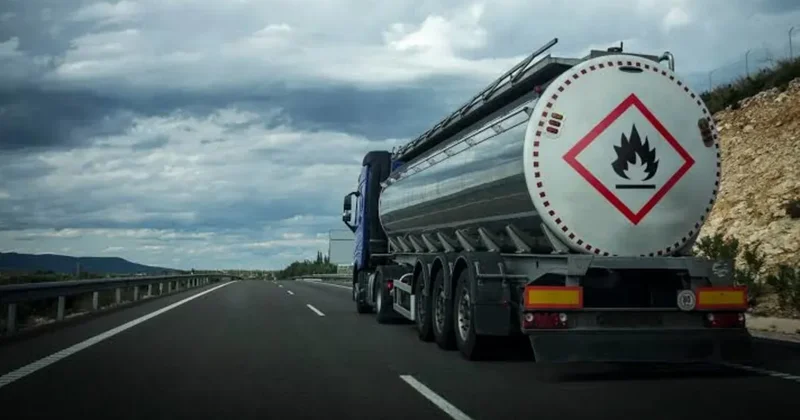 Tehlikeli madde taşıyanlar dikkat: Bu belgeler araçta bulunmak zorunda! Kuralları ihlal edenlere 63 bin 802 TL ceza