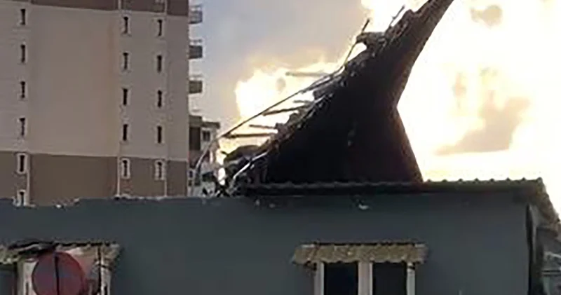 Adana da şiddetli rüzgar çatıları uçurdu, sağanak alt geçidi suyla doldurdu