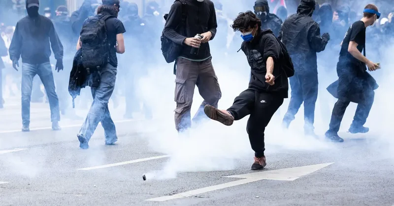 Sarı Yelekliler yeniden sokaklarda! Paris savaş alanına döndü: Çok sayıda gözaltı var