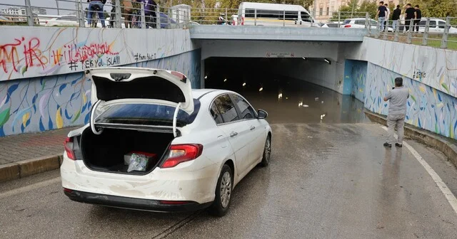 Adana da sağanak çilesi: Otomobil suya gömüldü, vatandaşlar rögarları kendileri temizledi Adana Haberleri Habertürk Yerel Haberler
