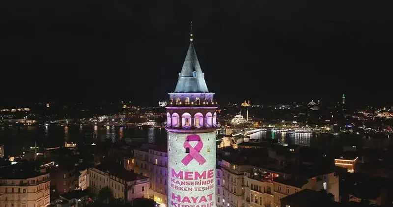 Galata Kulesi Meme Kanseri Farkındalık Ayı kapsamında pembe ışıklarla aydınlatıldı