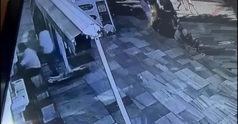 Fatih te camiden içi para dolu çantayı çalan hırsızlar kamerada