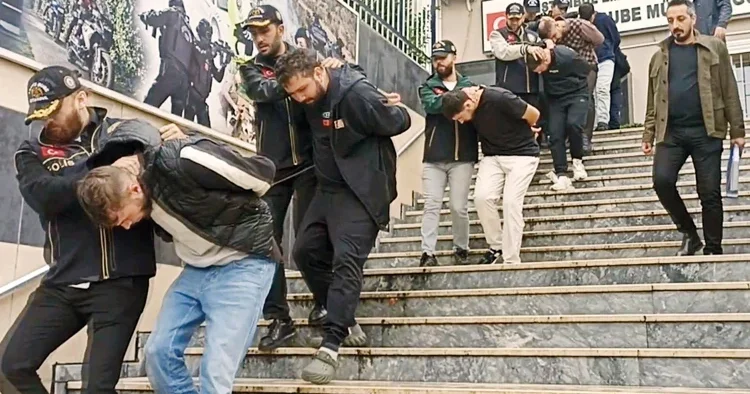 Yüzünü değiştiremeden yakalandı: 8 şüpheli gözaltında