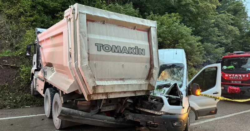 Ordu nun Fatsa ilçesinde kamyonla çarpışan minibüste 18 öğrenci yaralandı