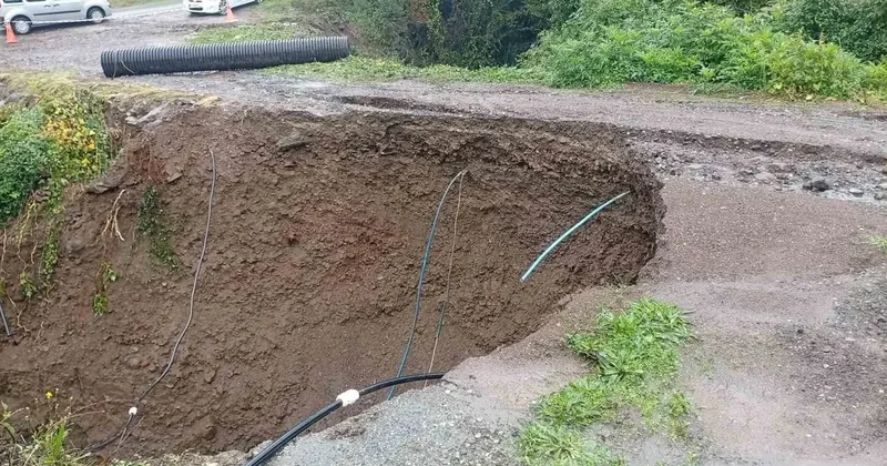 Yağışlar nedeniyle tali yol çöktü, mahalleli barikat kurdu