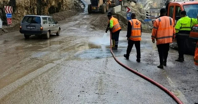 Kemaliye de sağanak ve dolunun ardından yollar yeniden ulaşıma açıldı Erzincan Haberleri Habertürk Yerel Haberler