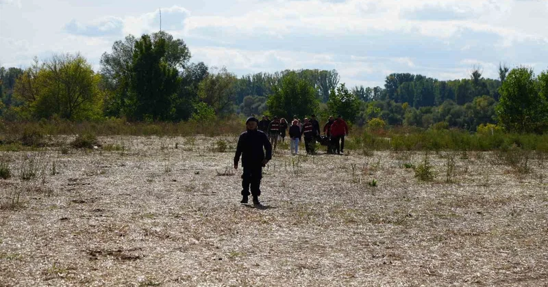 Edirne de Meriç te alabora olan bottaki 5 yaşındaki kızın cansız bedeni bulundu