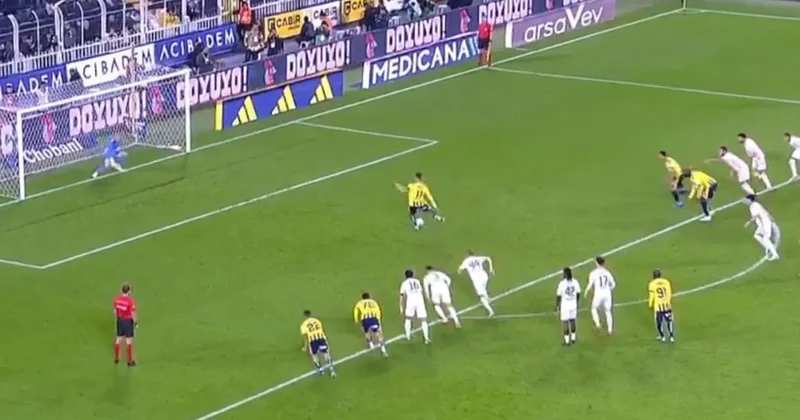 Kadıköy de ilginç anlar! Penaltı, ofsayt, penaltı, gol iptali...