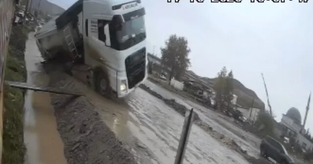 Yol vermek isterken kanala devrildi: Taş yüklü tırın kazası kamerada Çorum Haberleri Habertürk Yerel Haberler